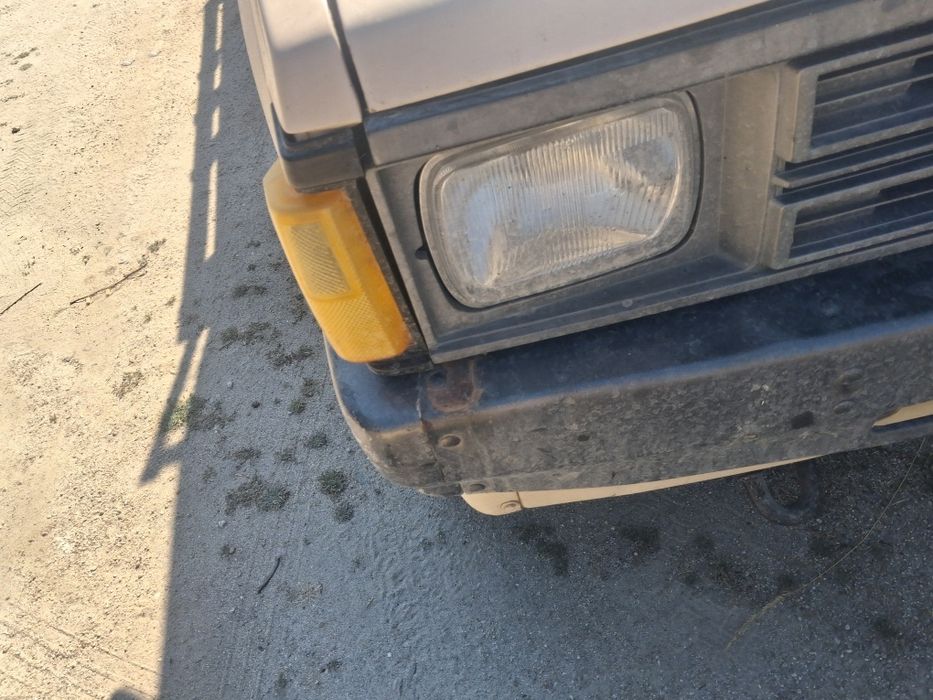 Nissan d21 4x4 com algumas marcas de uso