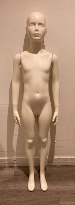 Manequim Infantil Menino com base – Ideal para Lojas de Roupa