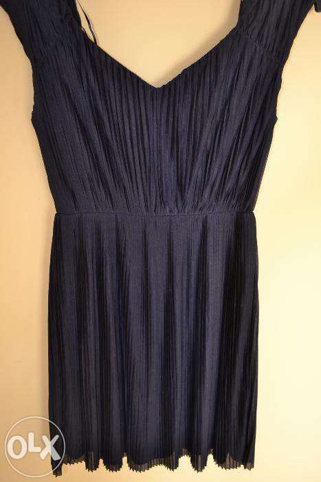 granatowa plisowana elegancka sukienka H&M
