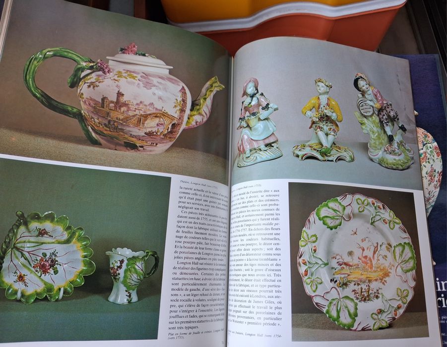 Livro de capa dura com proteção de papel