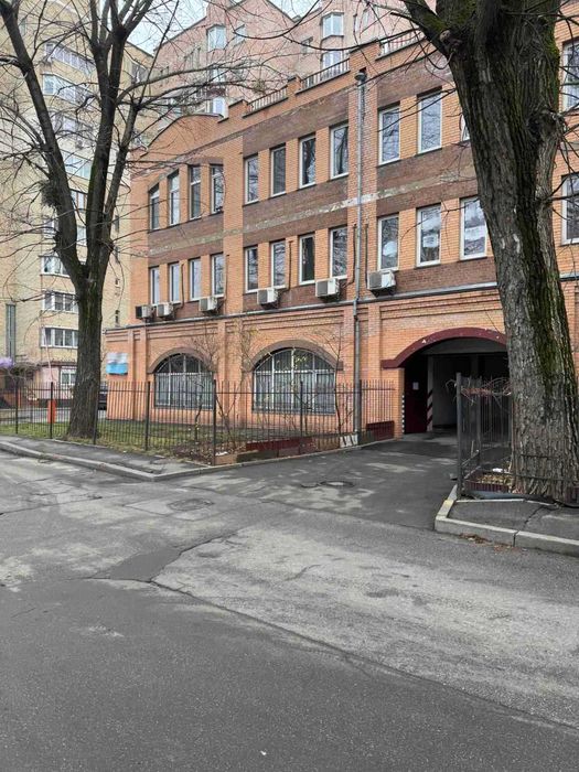 Продаються 2 паркомісця + підсобка,м. Берестейська