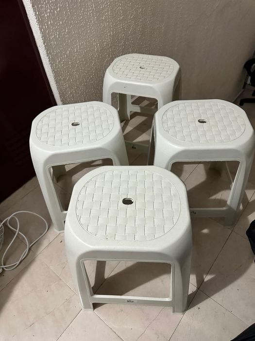 Conjunto de 4 bancos de plasticos