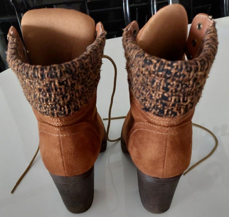 Botas de camurça e borracha