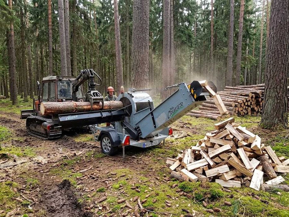 Szybkie cięcie i łupanie drewna u klienta! Usługi profesjonalną łuparką gilotynową