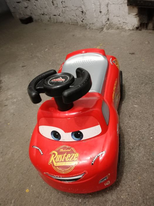 Jeździk Smoby Zig Zag McQueen 
W siedzisku schowek.
Je