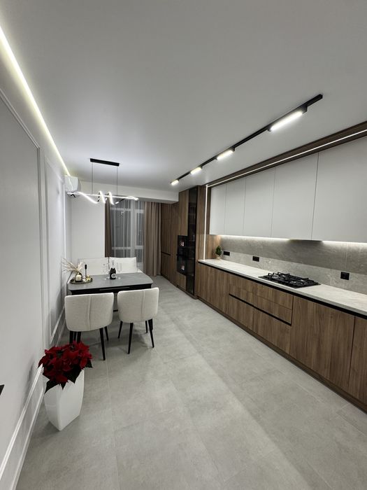 Центр .Продаж 2 кім квартири з великою кухнею та єврорем ,2 гардеробні