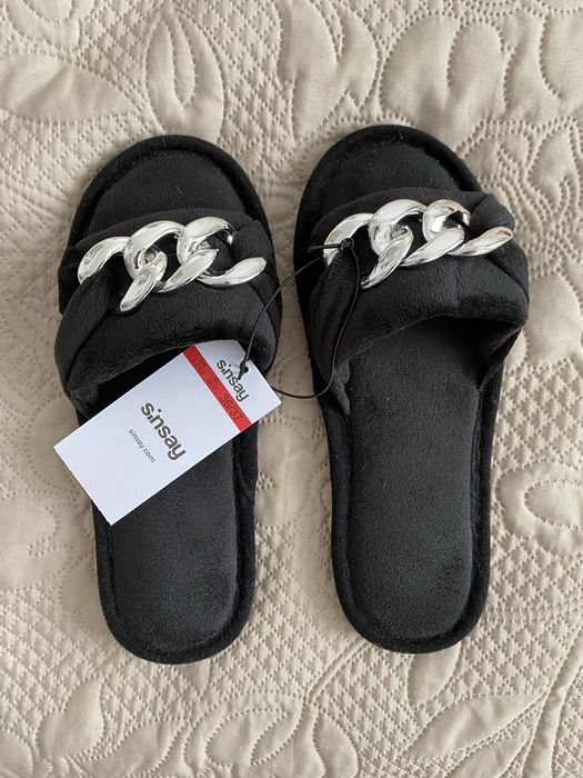 Czarne kapcie z ozdobnym łańcuchem