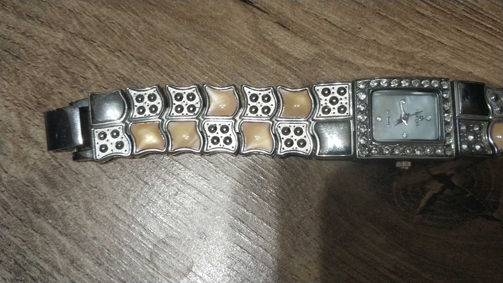 Damski zegarek z ozdobną bransoletą