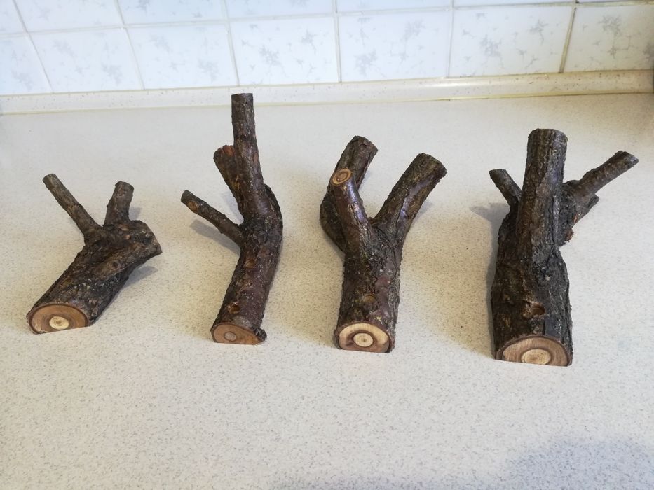 Деревянная вешалка на три крючка