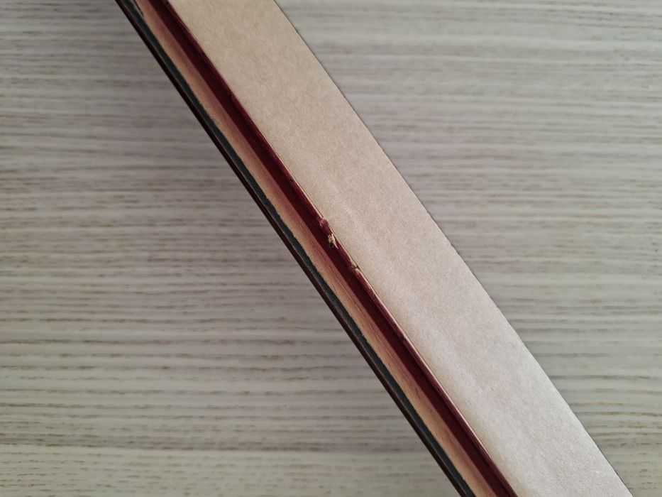 Moldura bordeaux de madeira usada