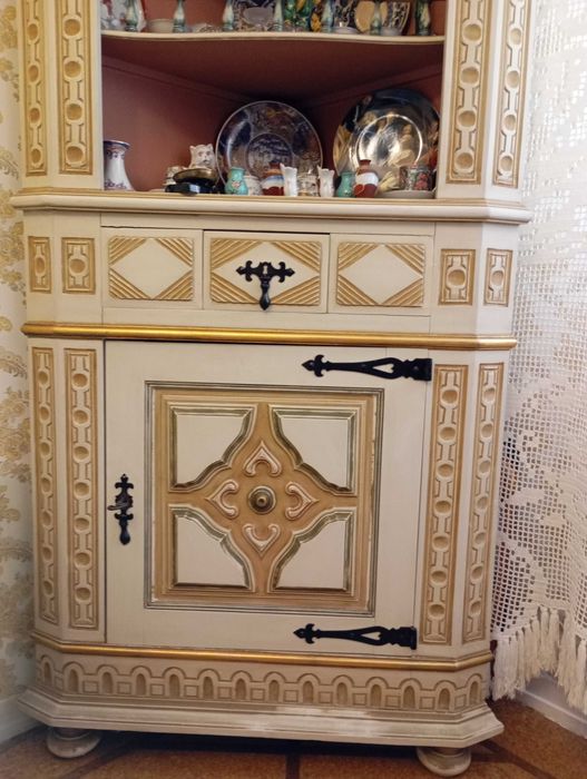 Móvel de canto, em madeira.