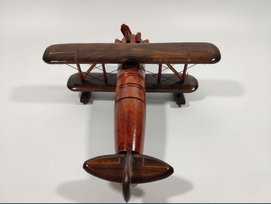 Duży drewniany dwupłatowiec