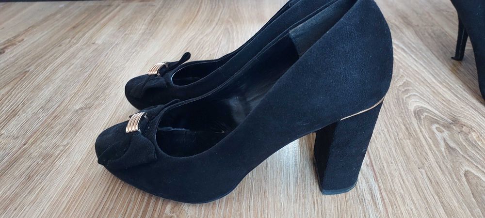 Czarne buty na słupku i szpilki, rozm. 38
