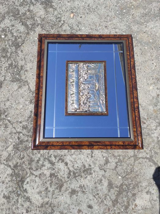 Quadro em relevo no meio com espelho