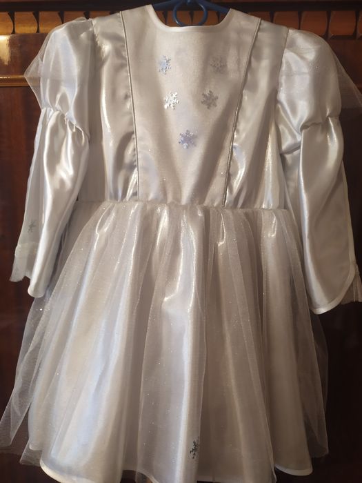 Новорічний костюм сніжинки та маленької принцеси