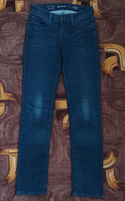 Стрейчевые джинсы зауженные Levis