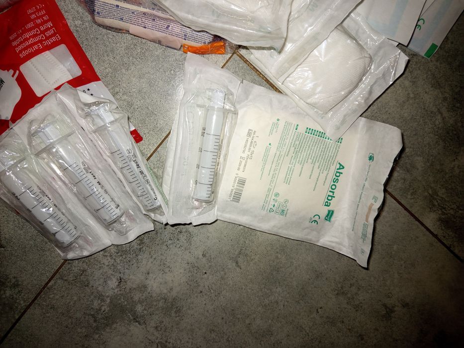 Maseczki opatrunki gazy badaze strzykawki