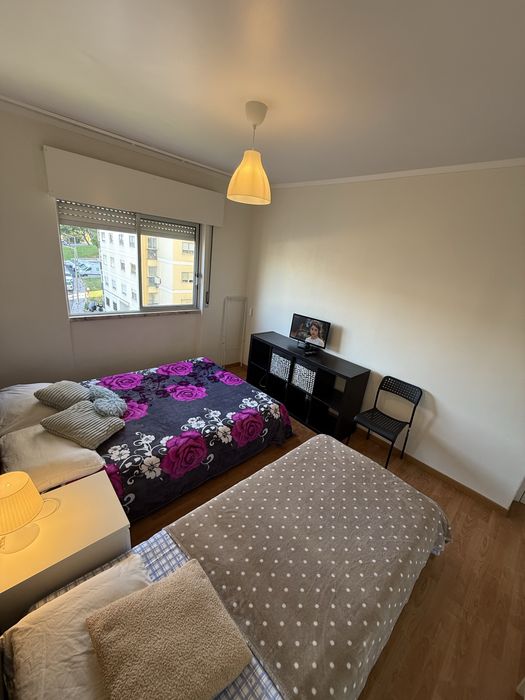 Quarto c frigorifico em Odivelas mobiliado 2 camas