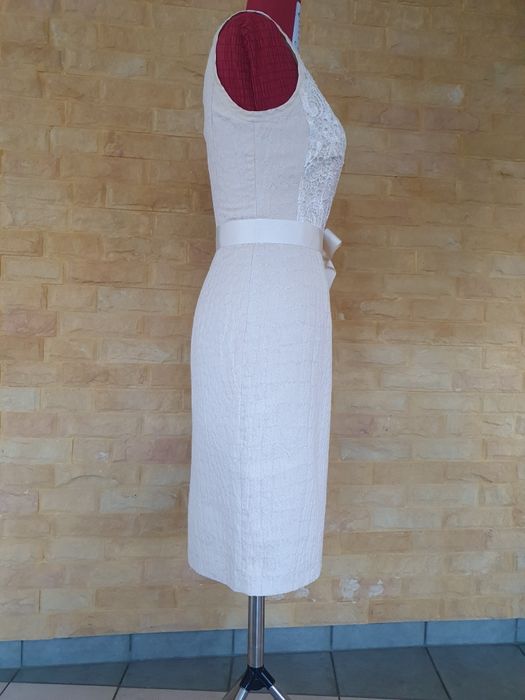 Sukienka na szerokich ramiączkach