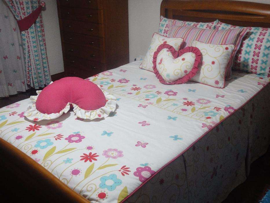 Colcha com Motivos Florais e Borboletas