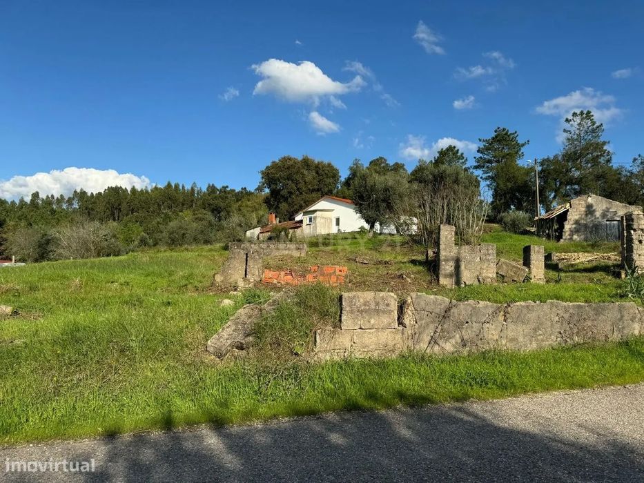 Moradia em ruina sita em Assanha da Paz — Almagreira, Leiria