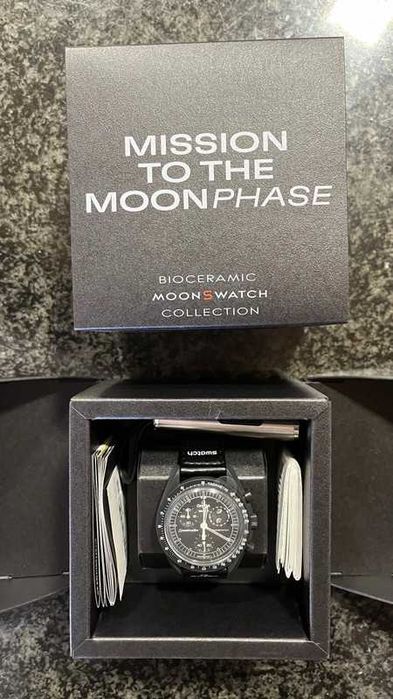 Omega Swatch SO33B700 – Snoopy Nocna Misja Księżycowa