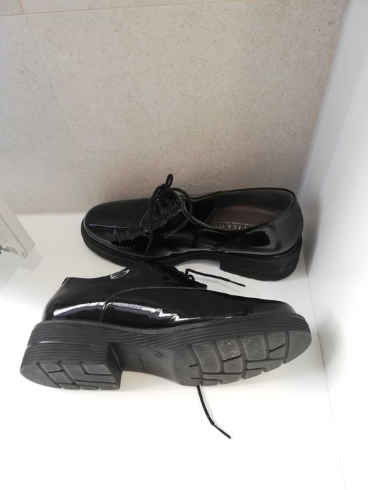 Sapatos pretos, 39, pele. Muito pouco uso.