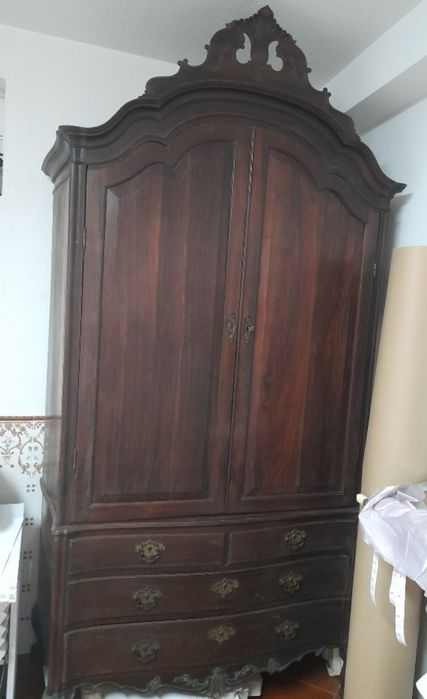 Roupeiro de madeira pau santo