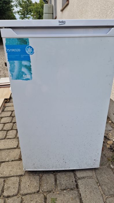 Lodówka uszkodzona, nie daje oznakow życia.
