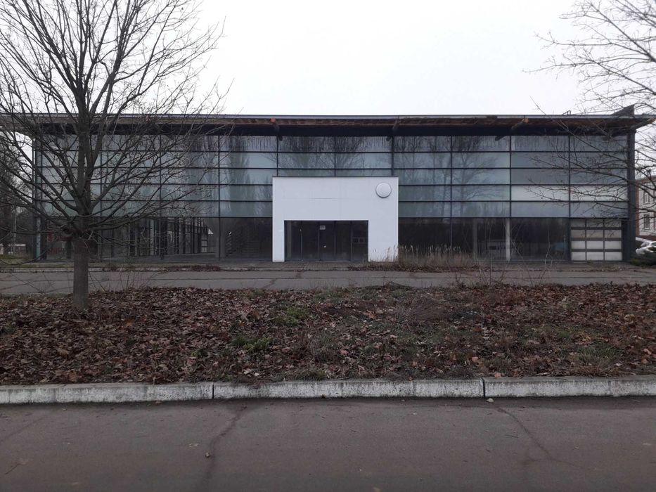 Продам приміщення автосалону