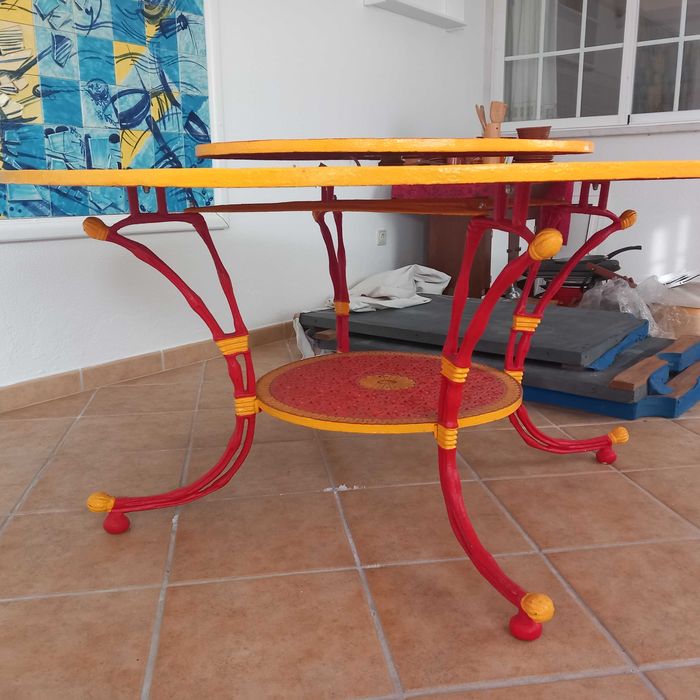 Mesa de refeições, feita de ferro, ideal para exteriores.