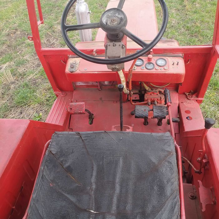 Трактор т25 з причепом та плугом.