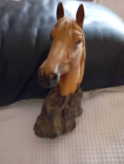 Cavalo decorativo em louça