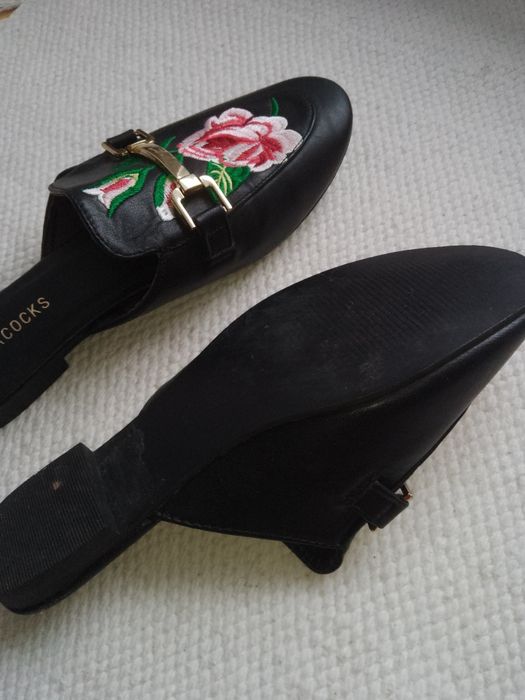 Klapki 38 czarne z haftem