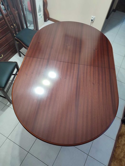 Mesa de sala mais seis cadeiras