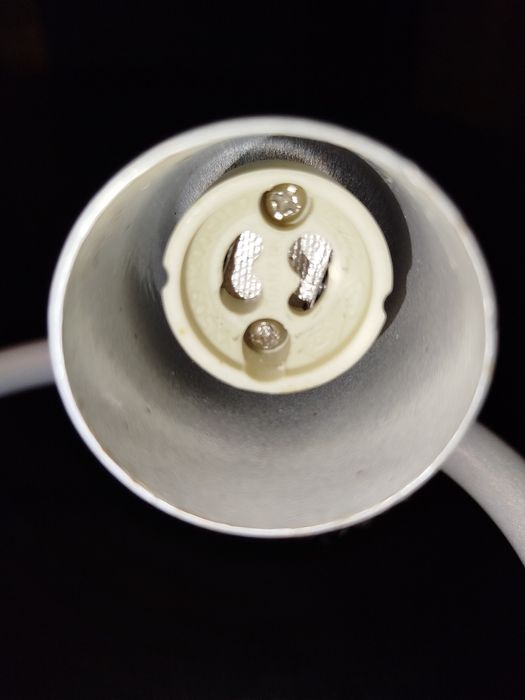 Candeeiros de focos em cinzento claro.