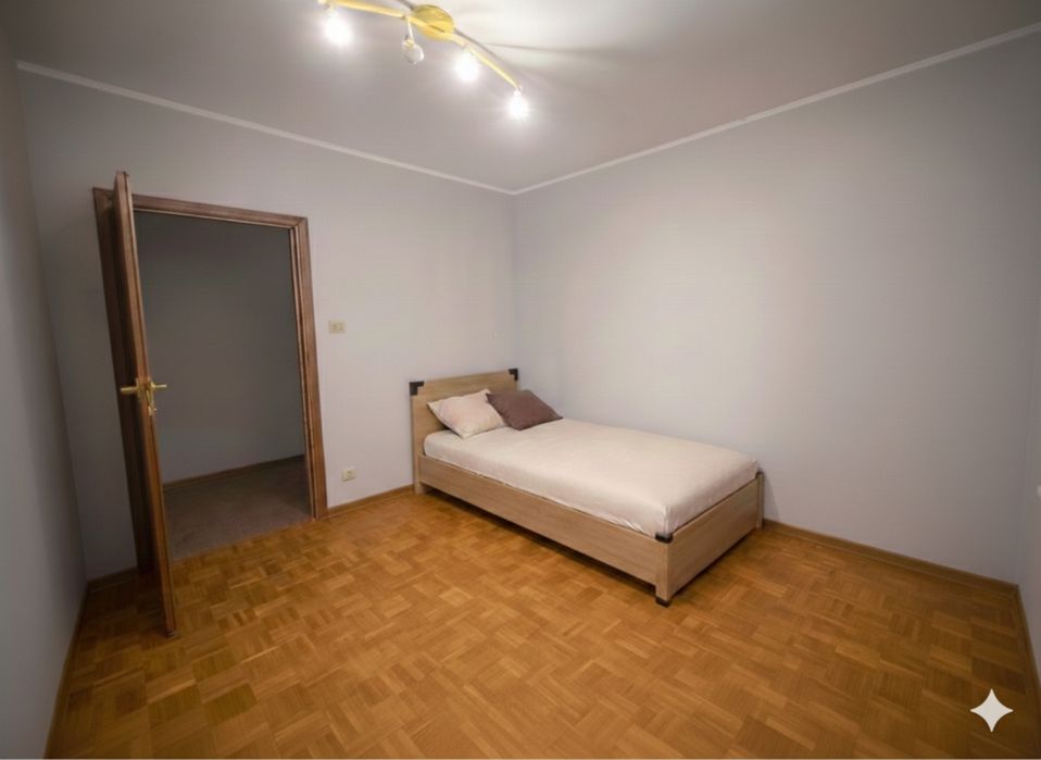 Komplet drewnianych mebli w bardzo dobrym stanie