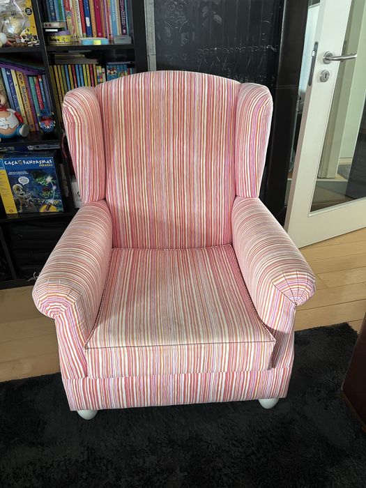 Cadeirão de orelhas e descanso