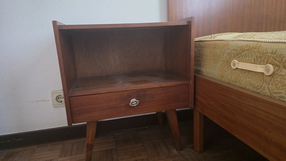 Cama de solteiro em madeira e mesa de cabeceira
