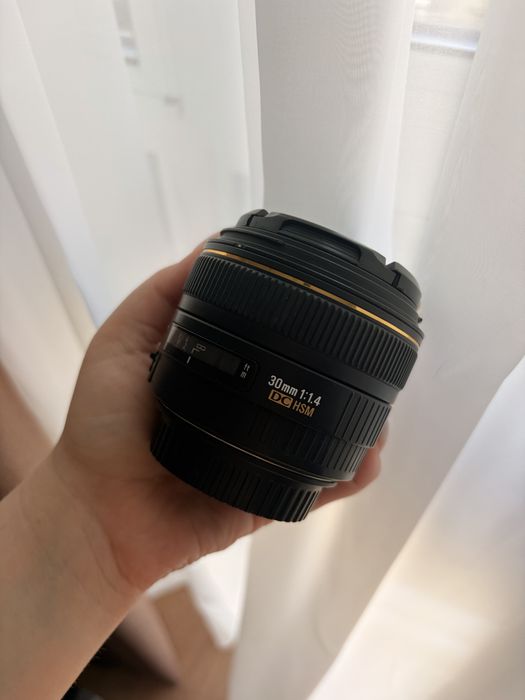 Обʼєктив Sigma 30mm 1:1.4