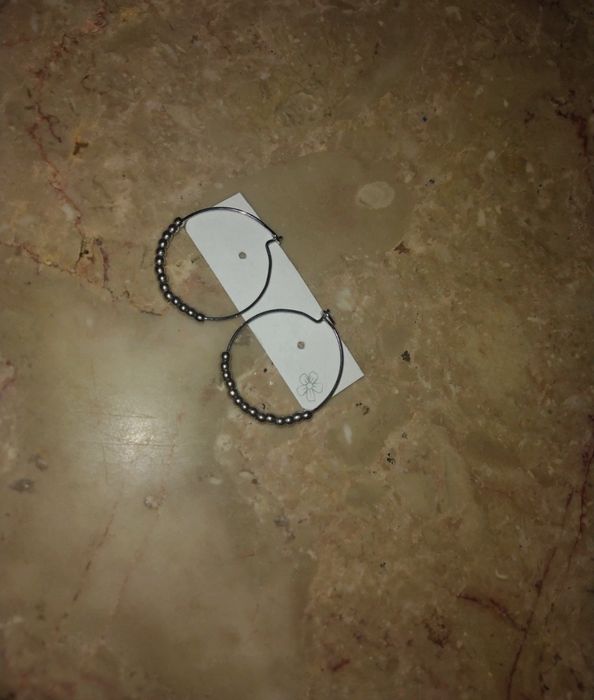 Peça de brincos prateados