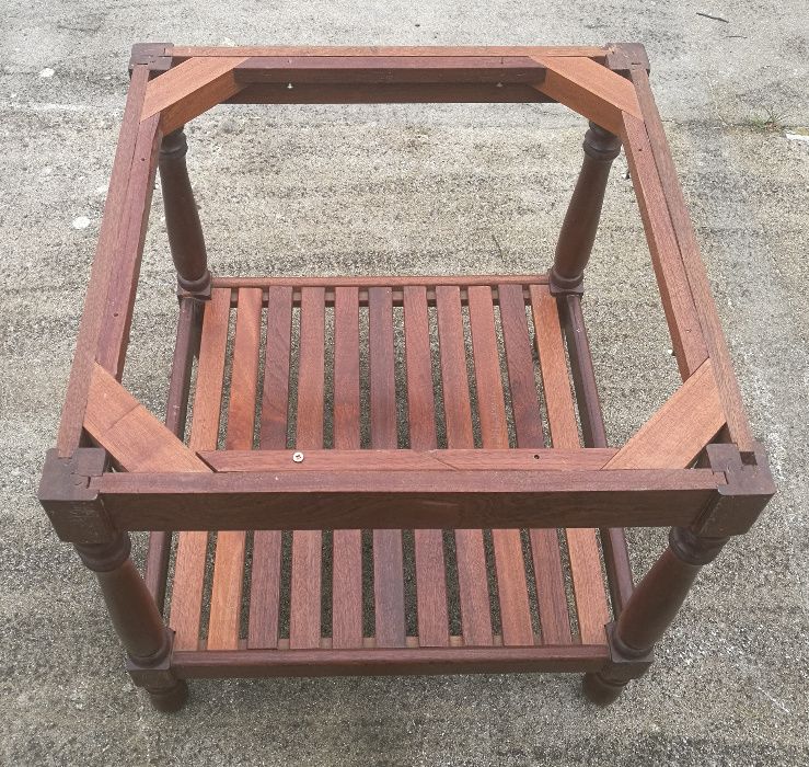 Mesa de sala em mogno c\tampo em vidro