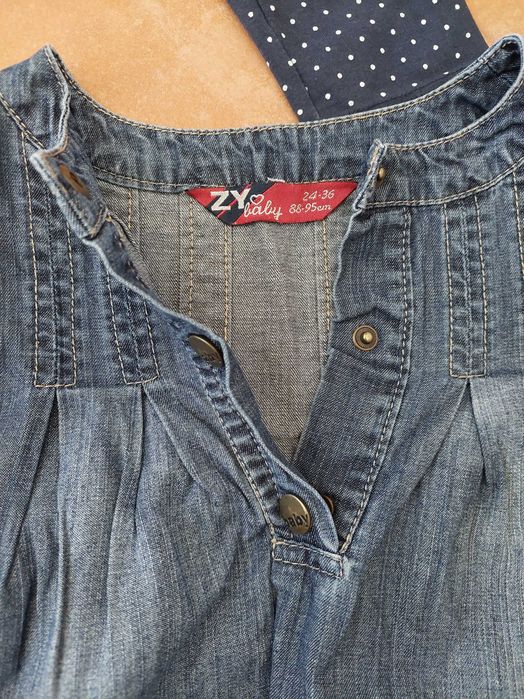Várias peças de roupa de menina