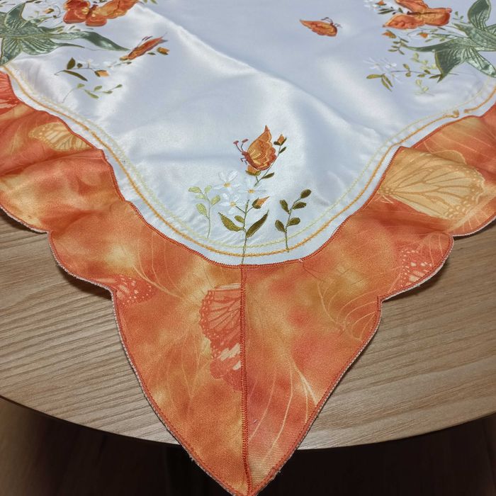 Obrus plamoodporny z haftem 83x83cm