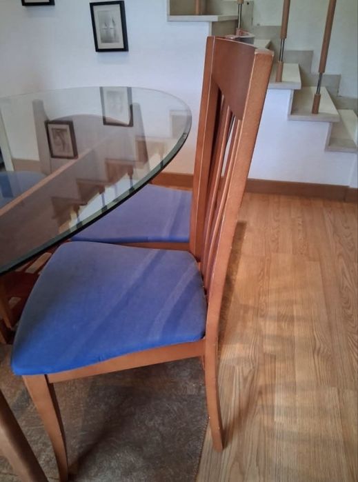 Conjunto de mesa e cadeiras de madeira