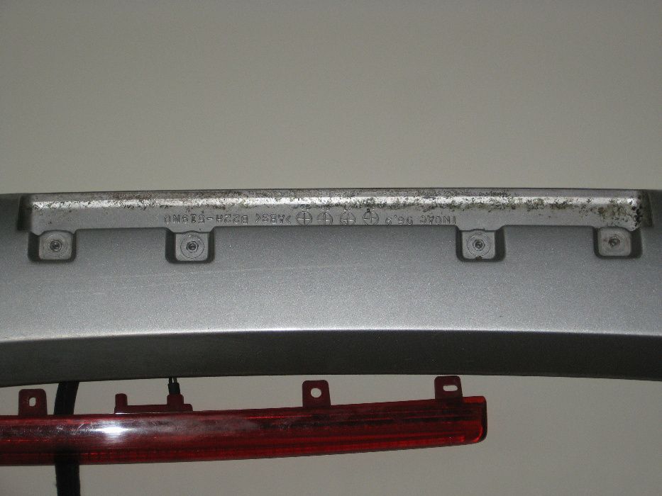 mazda 323 -  aileron traseiro