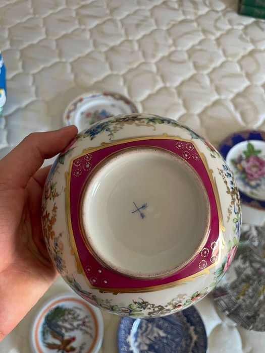 Taça em porcelana com flores e marca de espadas cruzadas