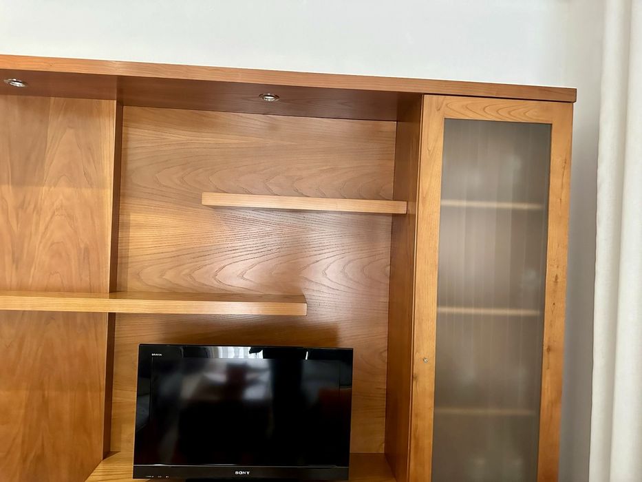 Móvel, estante e mesa de sala em Carvalho
