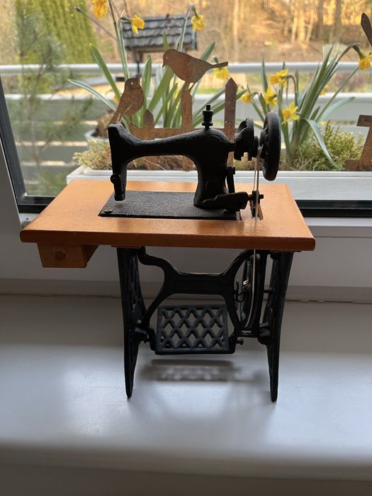Miniaturka maszyny do szycia figurka do postawienia