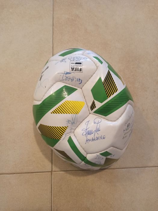 Bola futebol CAF Umbro autografada